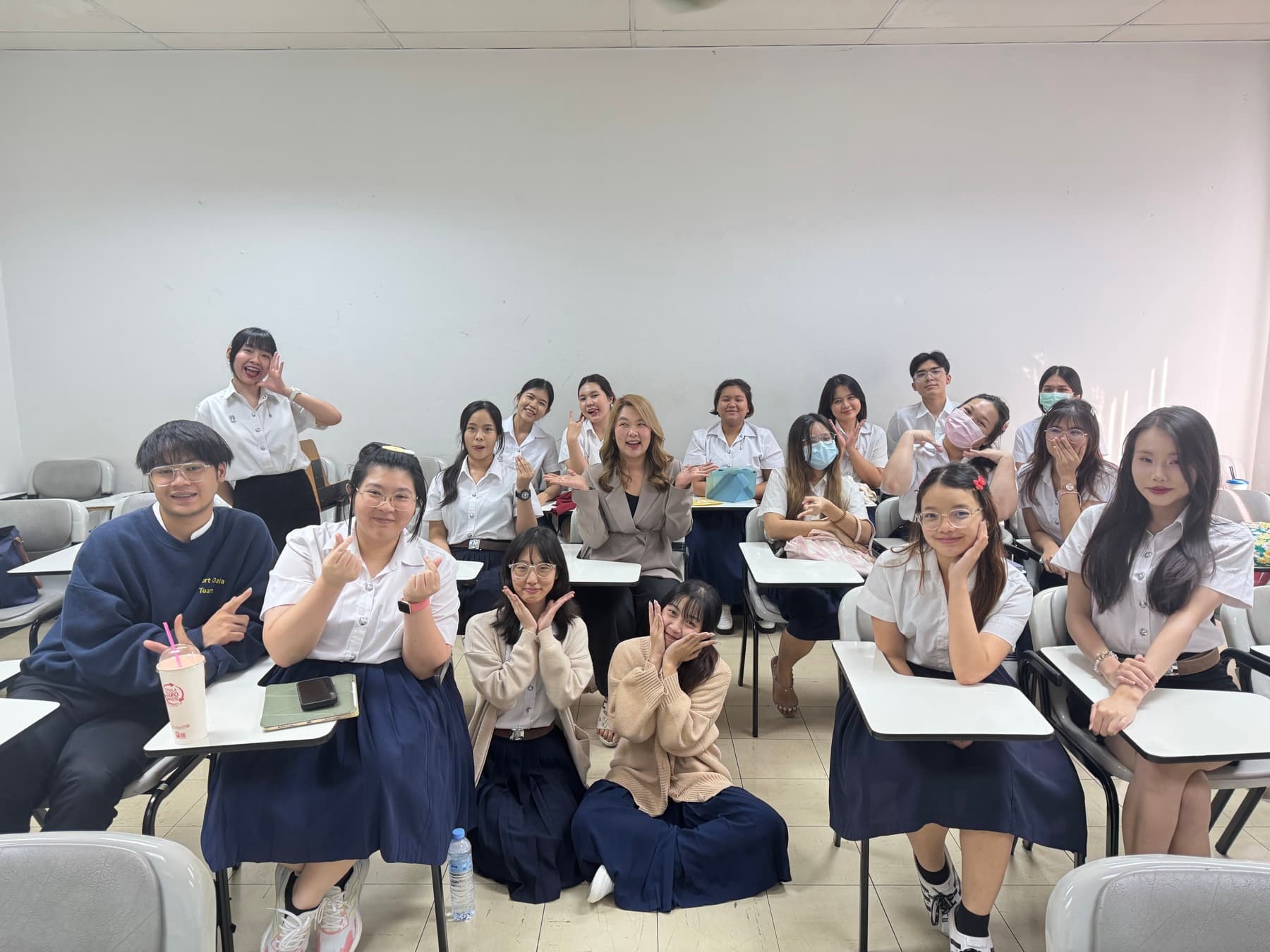 ครูกิ่งถ่ายภาพร่วมกับนิสิตหลังจบคลาส Communicative English for Teachers ที่จุฬาลงกรณ์มหาวิทยาลัย