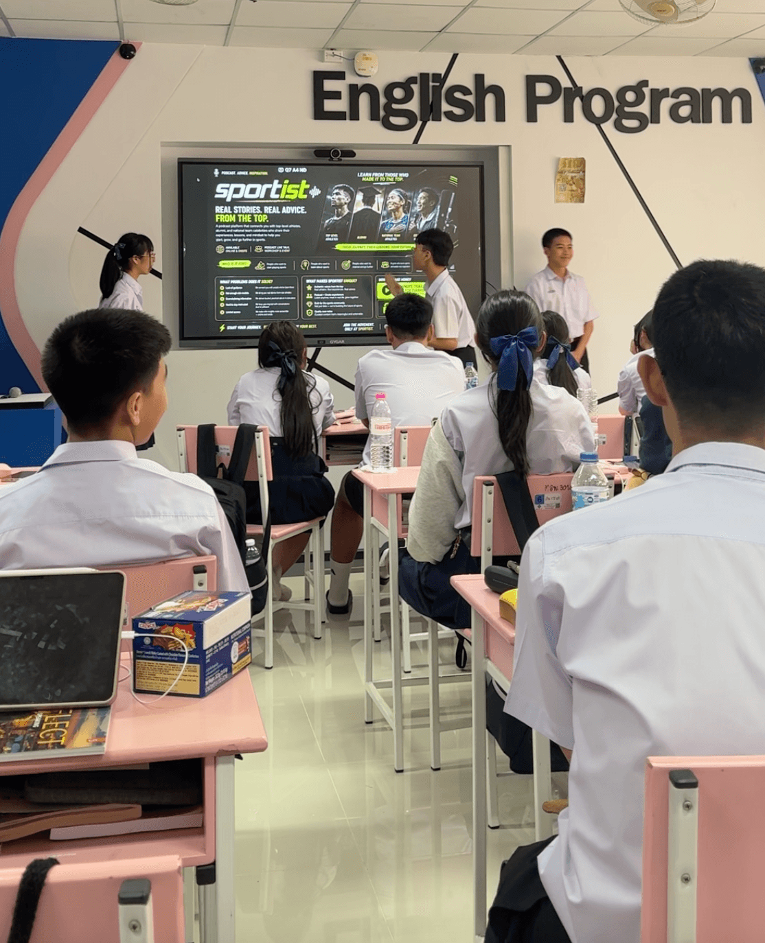 นักเรียนทำกิจกรรมและนำเสนอในห้องเรียน English Program