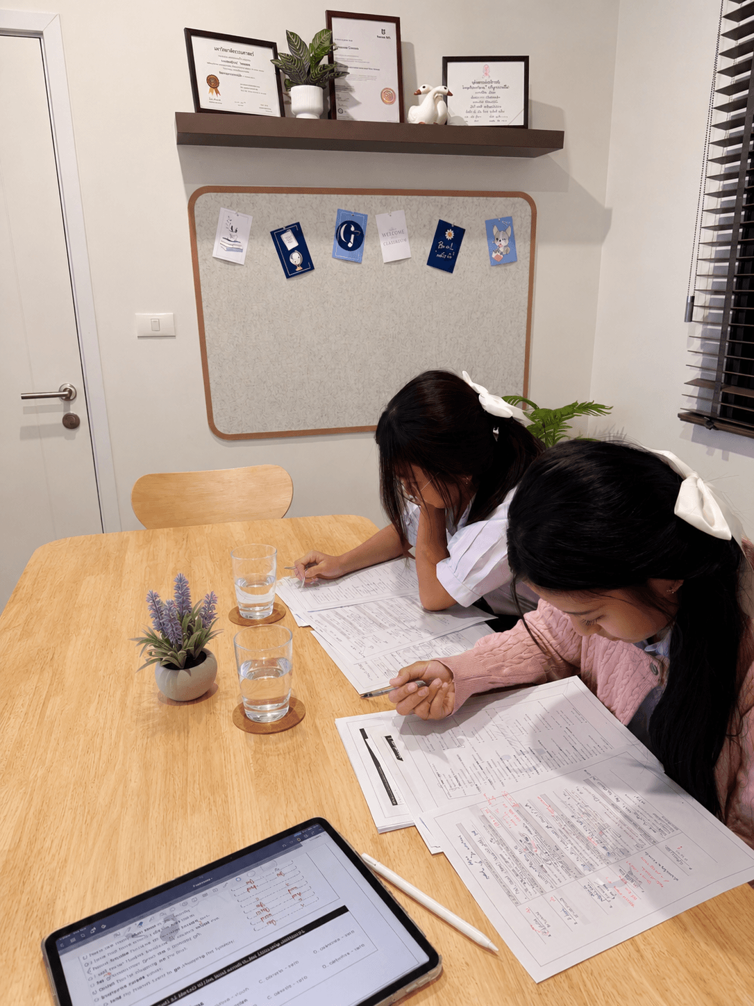 นักเรียนกำลังเรียนในห้องเรียน Ginglish Academy