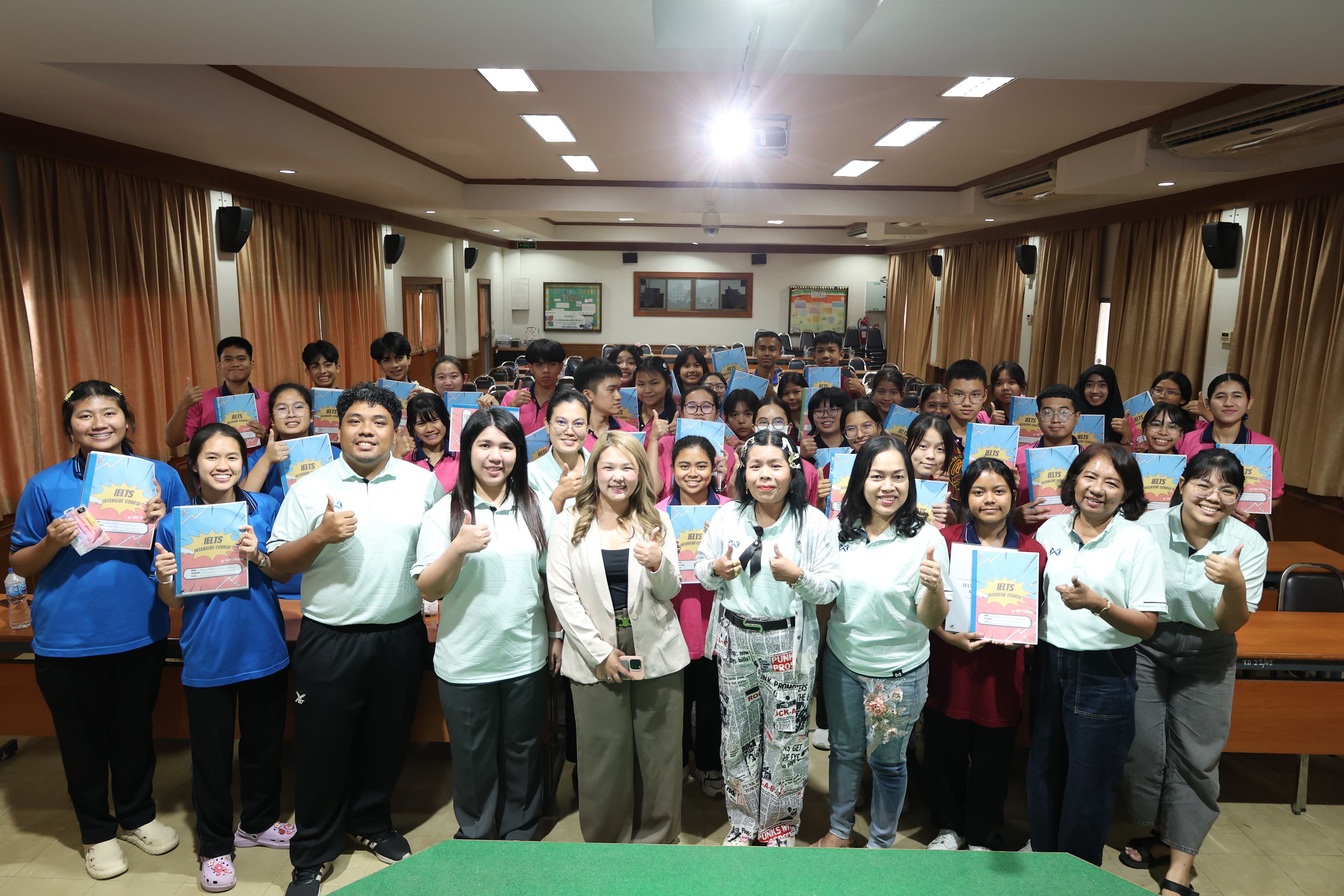 ครูกิ่งกับนักเรียนหลังจบ IELTS Intensive Course
