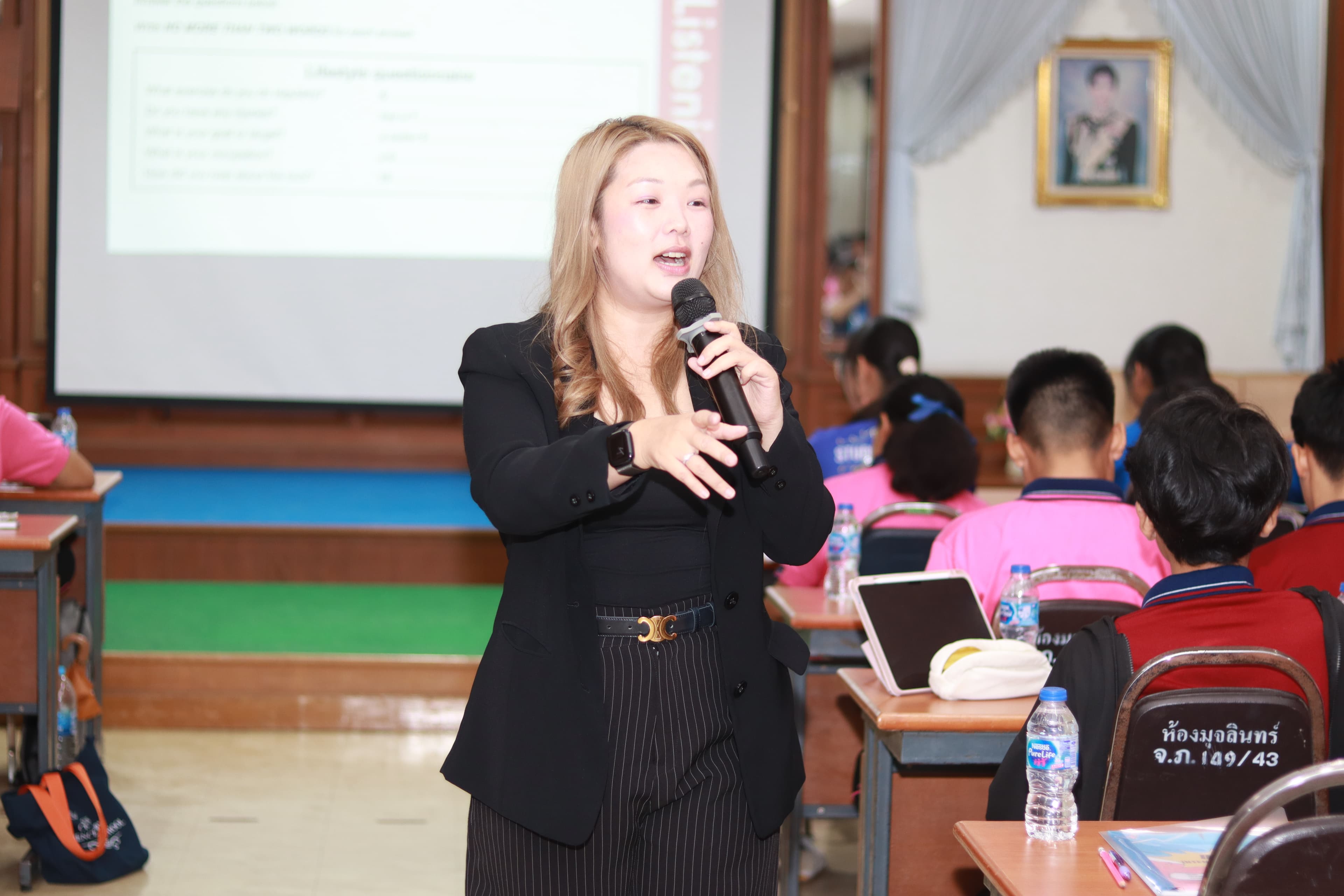 ครูกิ่งบรรยายภาษาอังกฤษให้กับนักเรียนในโรงเรียน