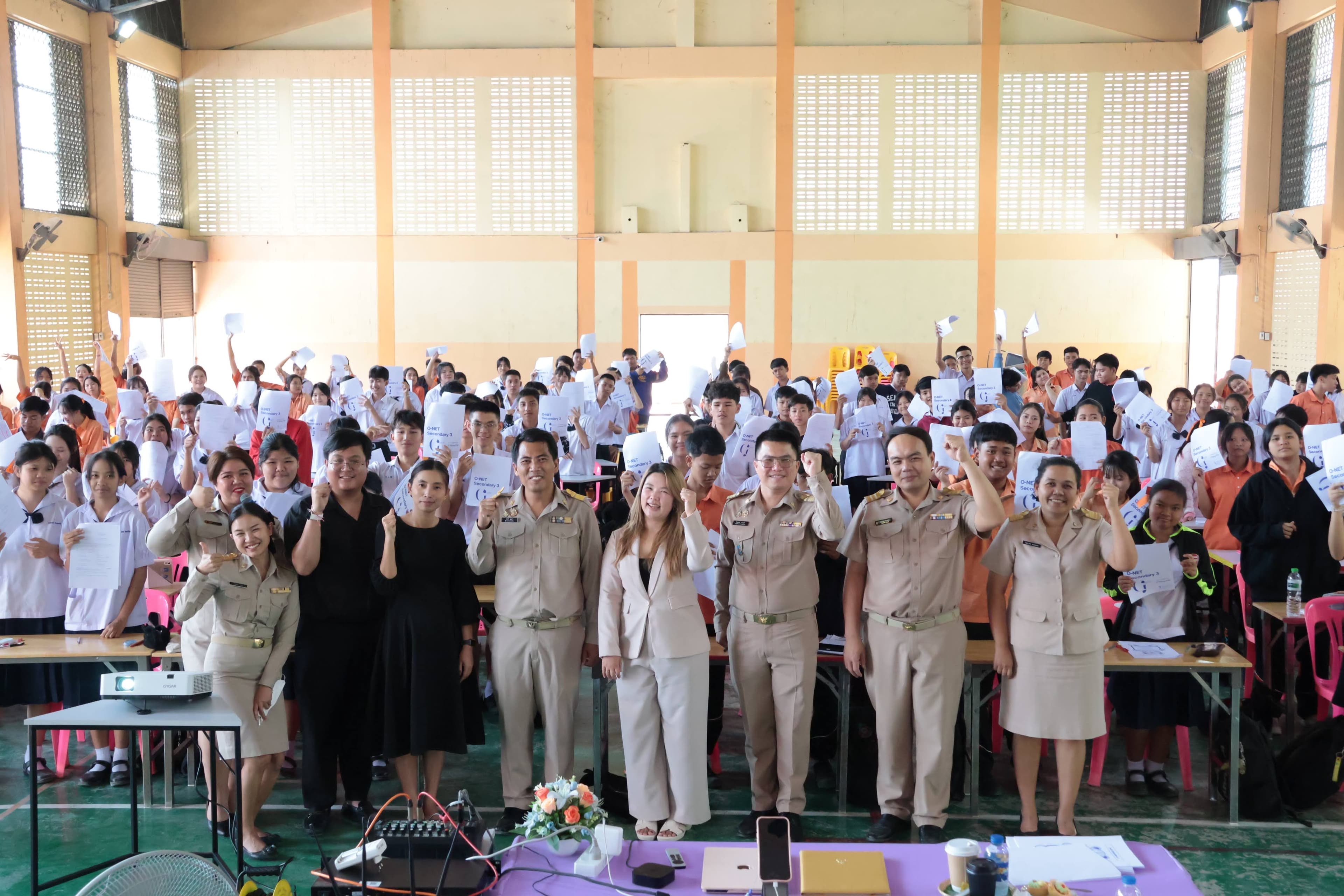 ครูกิ่งร่วมถ่ายภาพกับนักเรียนและคณะครูหลังจบเวิร์กช็อป O-NET